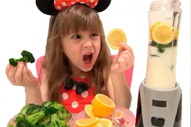 两姐妹DIY冰淇淋，妹妹制作的冰淇淋，姐姐直呼太难吃啦！视频封面