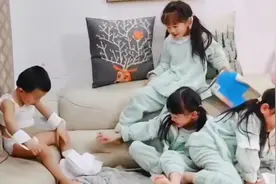 弟弟本想逗三胞胎姐姐们开心，结果出意外了，这弟弟当的太难了！视频封面