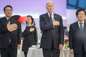 史无前例！韩总统尹锡悦对美国国旗敬礼，韩网破防：美国人会笑死视频封面