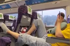 素质呢？女子高铁上脱鞋脚搭小桌板，邻座尴尬转头看窗外回避视频封面