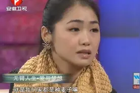 无臂女孩街上等公交车，路人看到吓到尖叫，真是太扎心了视频封面