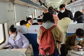 绿皮硬座火车，太舒服了吧，还做什么高铁和卧铺视频封面