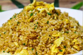 酱油炒饭怎么炒最好吃？大厨教你正确做法，米饭粒粒分明，太香了视频封面
