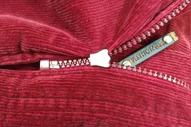 衣服拉链不小心卡住？只需把衣服翻过来，轻轻一拉就能搞定视频封面