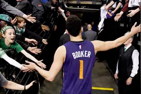 【NBA藏经阁】德文·布克年仅20单场得到70分，此子终非池中物？视频封面