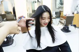 越来越多女性选择“高层次”长发，飘逸显年轻，优雅气质翻倍视频封面