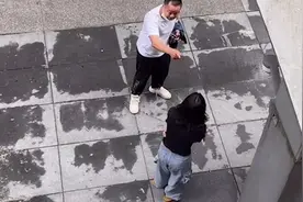 女儿多次逃学，父亲连夜驱车千里寻女，当街怒斥：我死了你咋弥补视频封面