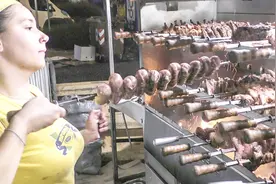 巴西街头美女现烤大肉串，真材实料，好想来一串啊。视频封面