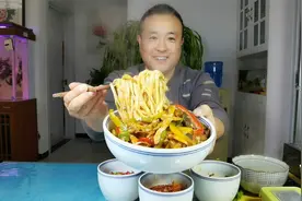 平菇炒肉的家常做法，滑嫩爽口，这样做简单美味，拌面拌饭都好吃视频封面