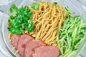 想吃葱油拌面不用去饭店了，大厨把详细步骤都告诉你，太简单了视频封面