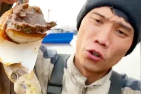 渔民大哥辛苦一天，在船上煮了一锅海鲜，先吃一个海螺尝尝