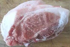 猪肉解冻后还能再冷冻吗？很多家庭都想错了，别不信，看完涨知识视频封面