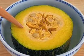 秋天了要多吃南瓜，教你一个老吃法，3分钟出锅，配油条香视频封面