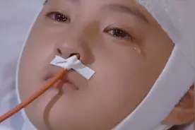 小女孩被车撞倒昏迷，醒来后写出“我爱你们”，让家属直接崩溃视频封面