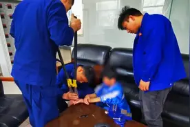 河南一男孩玩钢刀被卡手，普通工具破不开，消防用1米多钳子拆破视频封面