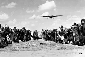1940年，日军大摇大摆空袭昆明，镜头拍下这一幕