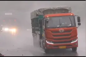 河北高速交警提醒驾驶员雨天减速慢行、加大行车间距视频封面