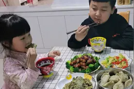 山东一家四口的午餐：清炒菜花搭配甜而不腻的红烧肉，真香