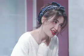 她30年前穿得比现在还时髦，时尚真的永不过时！！视频封面