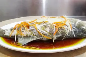 这才是清蒸鲈鱼的正确做法，鲜香滑嫩无腥味，你觉得怎么样