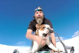 斗牛犬和主人开直升机去滑雪，啊！又是一个美好的一天~视频封面