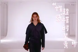 性感苗条大长腿的欧美金发超模比基尼时装秀，高级穿搭时尚辣妹视频封面