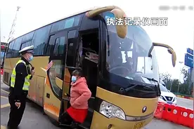 得不偿失！为多赚240元 大客车司机超员驾驶证被扣12分视频封面