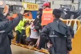 黄梅暴雨致500多名高考生被困，应急部门出动铲车进行营救视频封面