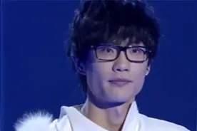 许嵩最尴尬的一次演出，不仅被主持人喊“网络歌手”，还报错歌名视频封面