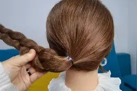 法式盘发这样扎，发型甜美温柔很有淑女范