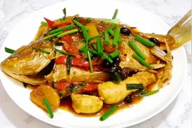 这才是酱油水煮鱼的正确做法，鲜嫩的鱼肉带着浓浓的酱香味视频封面