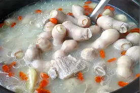 福建人就爱吃这锅小肠莲子煲，营养又滋补，孩子三天两头点名要吃