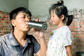 小女孩到工地看爸爸，知道爸爸喉咙痛，她的做法很暖心视频封面