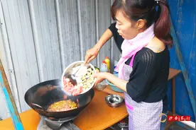 甘肃民勤大姐工地做臊子面，做法简单，面条劲道爽滑又好吃视频封面