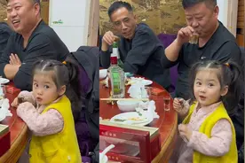 小女孩想喝饮料被阻止后放狠话 却怂得一口也不敢喝：全身嘴最硬视频封面