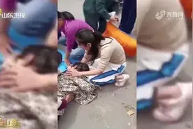 老人突发心脏病昏厥，热心邻居赶紧冲下楼，跪地急救助其转危为安视频封面