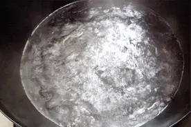 开水太烫，兑凉水喝可以吗？营养师：凉水选择要注意，当心拉肚子