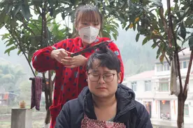 山药在家用火钳烫头发，看他表情就知道，这效果一定很不错