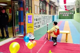 宝宝开学头一天就迟到，门口被保安阻拦，谁料宝宝这样智取，笑喷视频封面
