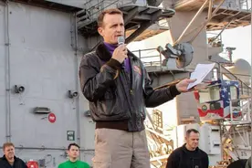 美国航母舰长因疫情爆发求援，美国海军：很好，你被开除了视频封面
