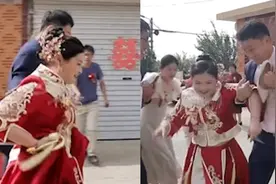 “谁先进家门谁当家”！新人下车跑得飞快，新郎对新娘举动惹怒赞视频封面
