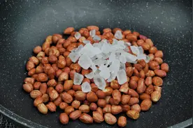 把冰糖放入花生米里，出锅酥脆鲜香，上桌秒光盘，太好吃了视频封面