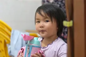 3岁孩子一直不愿和宝妈睡，只和妈妈玩，最后画面让人心酸了视频封面