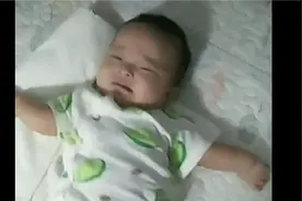 三个月宝宝，躺着不停地“啊”“啊”叫。视频封面