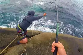 崖钓：虽然拽上这百斤巨物，但大鱼随便一摆尾老外还是扛不住