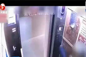 暴躁的老大爷 大爷乘坐电梯发怒 飞踹按键区致钢板变形视频封面
