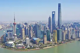 为复学高二高三教室一张课桌配一张床？上海浦东教育局回应视频封面