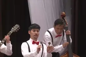 刘老根大舞台交响乐，注意看文松的乐器，专门为他量身打造的