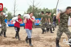 乘风破浪的姐姐！ 她们冲在最前面装运沙袋运往抗洪一线