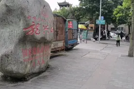 重庆著名古镇，被新街一分为二，傍晚，游客还挺多